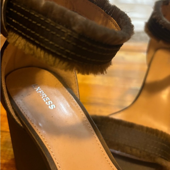 Express Green Chunky Heels - Picture 7 of 7